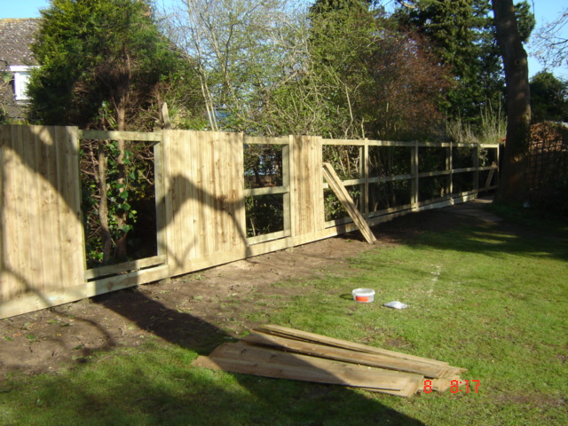 building a closeboard featherboard wood fence for back garden 6 foot in Ettington