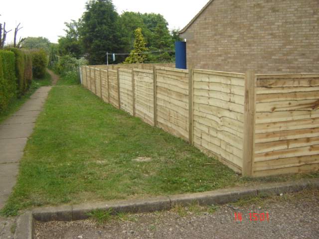 Long run of front and rear garden fence panels in Wellesbourne